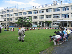 烏山小学校の校庭芝生化